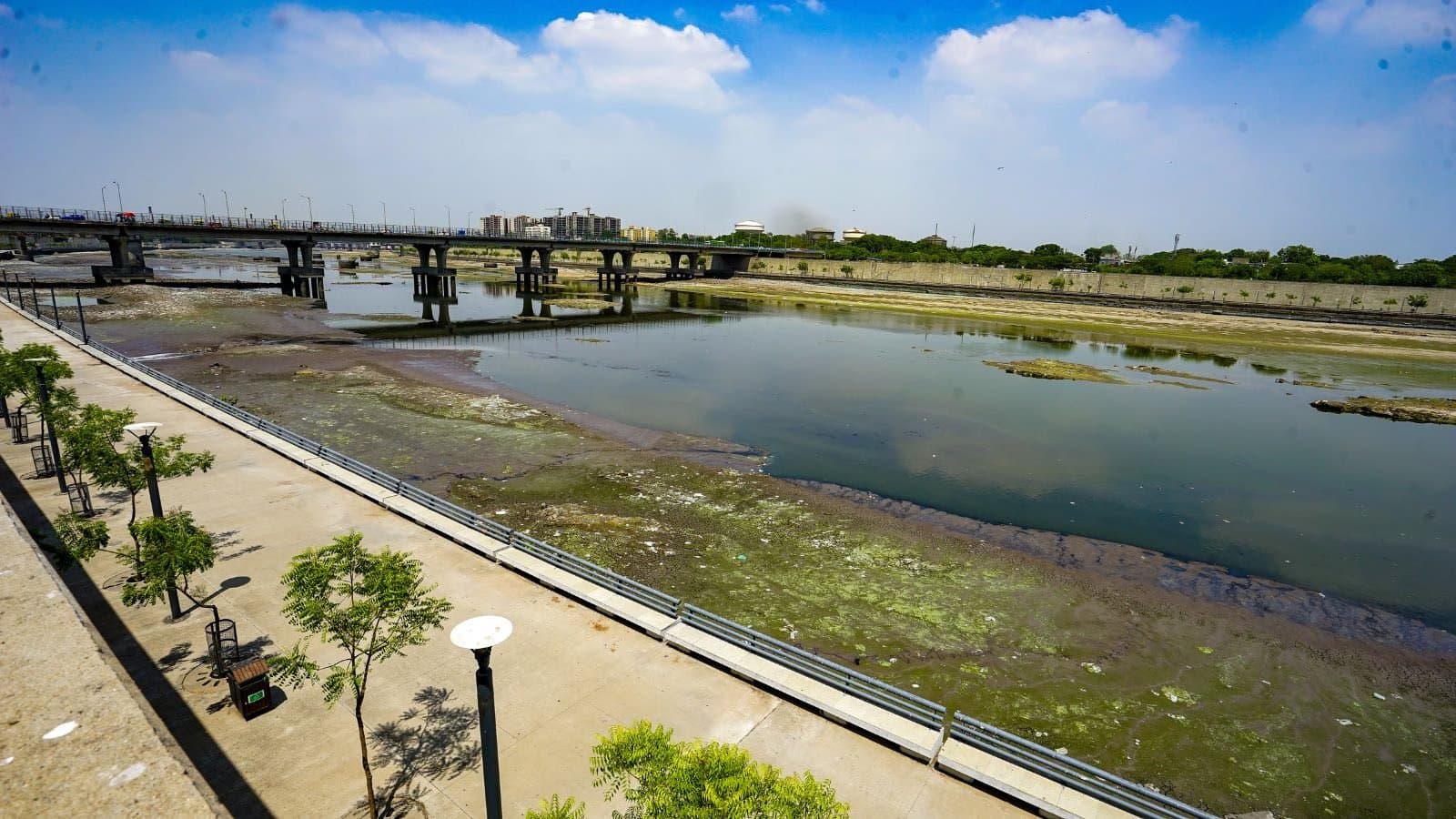 Ahmedabad: Sabarmati River will be empty from today! 18 gates of Vasna Barrage will be replaced and Subhash Bridge will be demolished